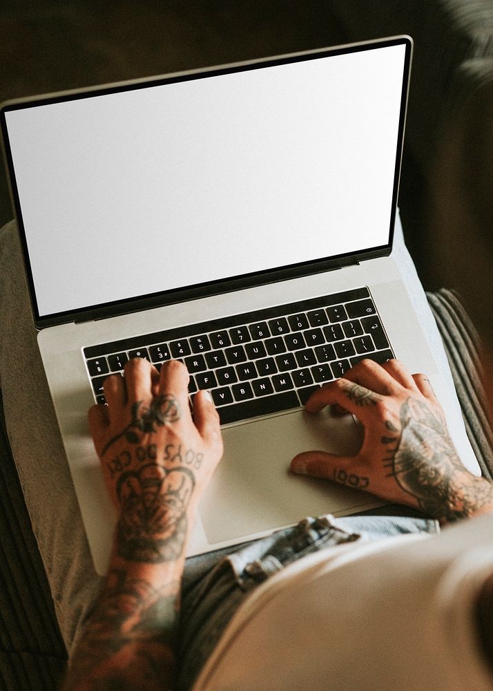 Laptop screen mockup man working remotely during pandemic psd