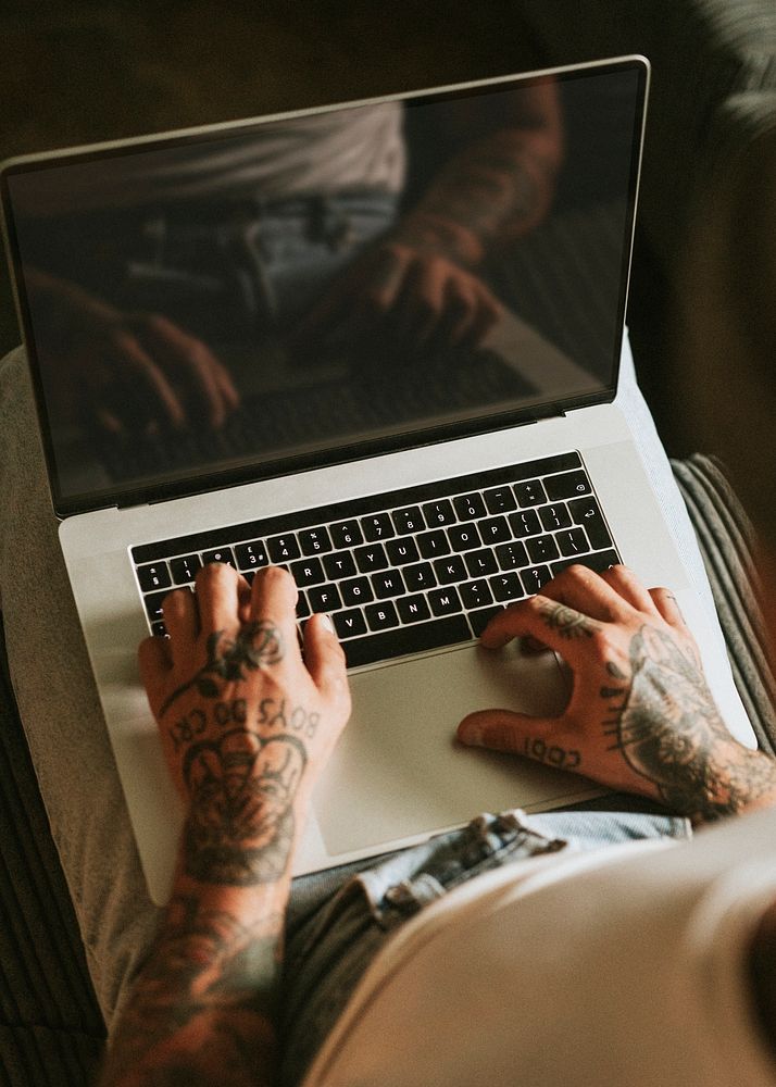 Laptop screen mockup man working from home during pandemic psd