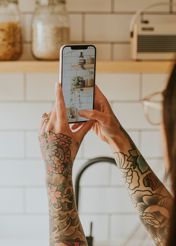 Smartphone screen psd mockup in a cozy kitchen