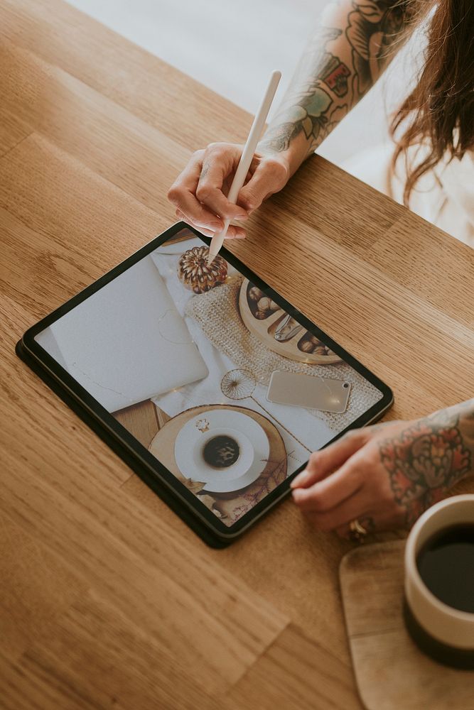 Tablet screen psd mockup woman editing a photo with a stylus pen