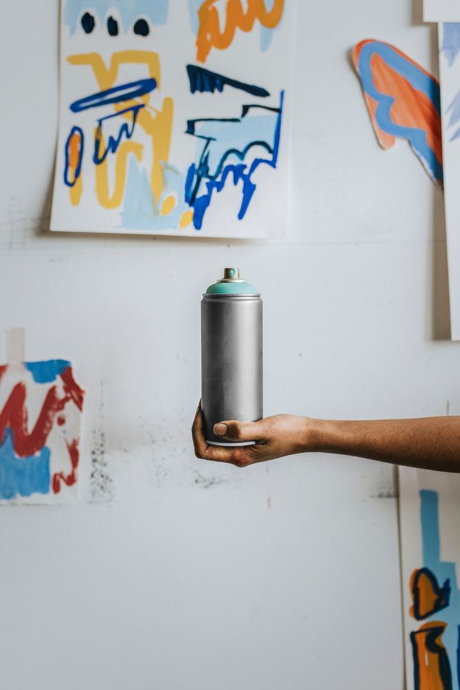 Hand spray paint a white wall 