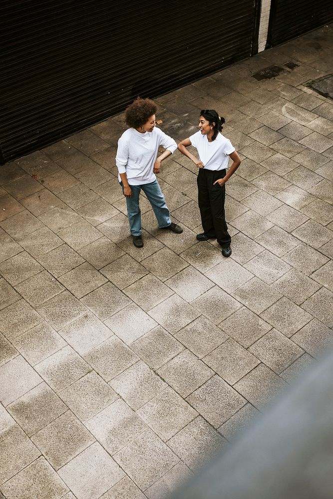 Two friends talking in an alley