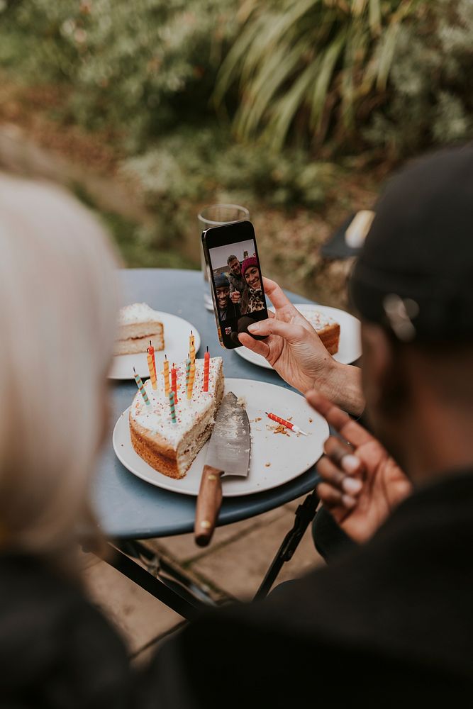 Man lexamining a friend group selfie