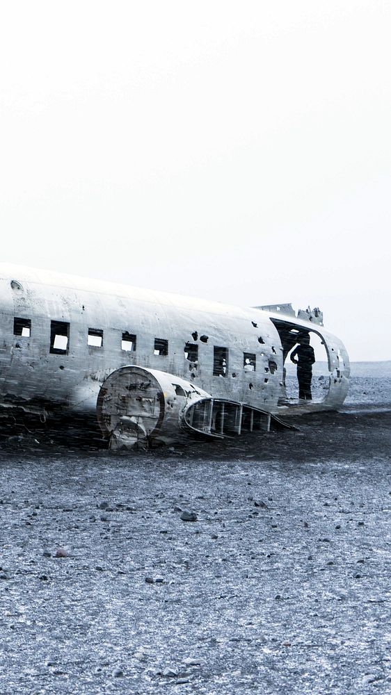 Travel phone wallpaper background, Solheimasandur Plane Wreck, Iceland