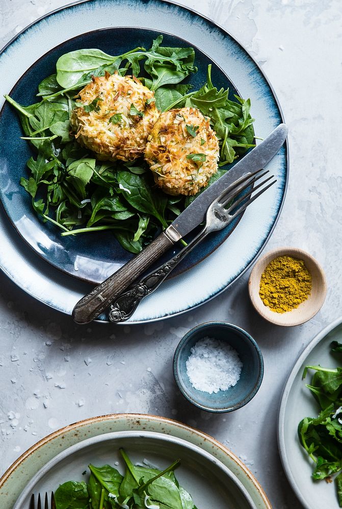 Low carb whole30 diet Paleo salmon cakes. Get the recipe here