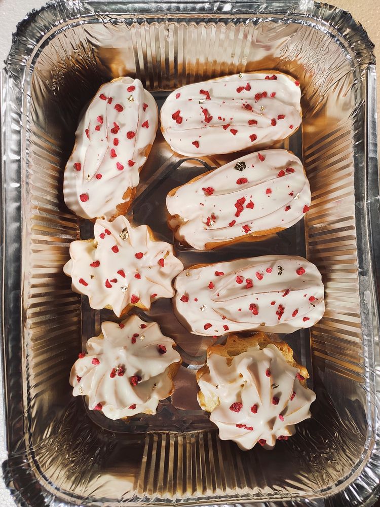 Eclairs in a foil container image, free public domain CC0 photo.