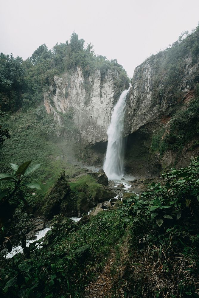 Cascada Molinos waterfall. Free public domain CC0 image.