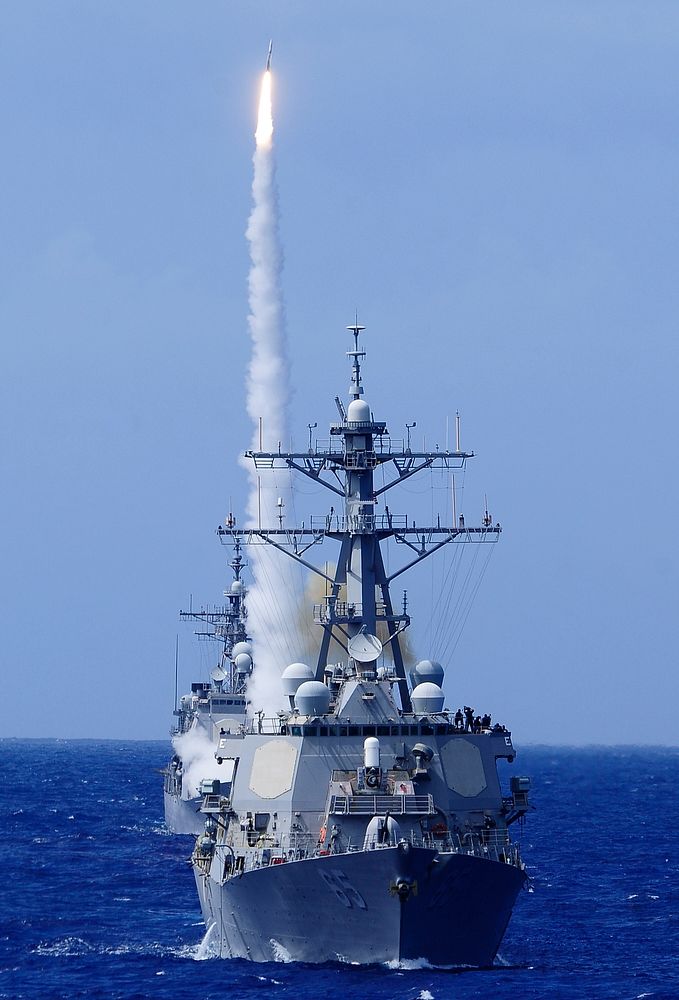 The guided missile destroyer USS Benfold (DDG 65) maneuvers ahead of the guided missile cruiser USS Chosin (CG 65) as Chosin…