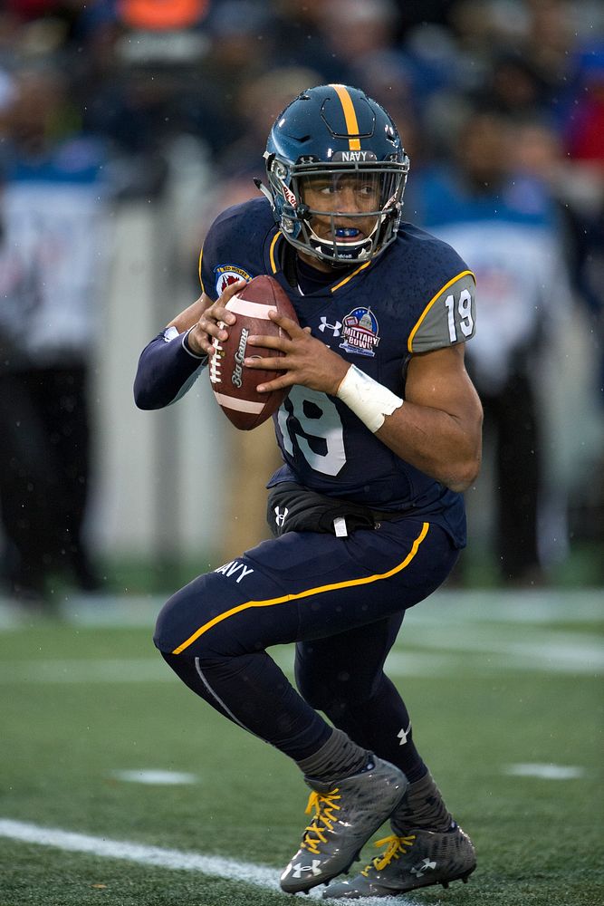 Navy&rsquo;s Keenan Reynolds looks for a receiver during the 2015 Military Bowl at Navy-Marine Corps Stadium in Annapolis…