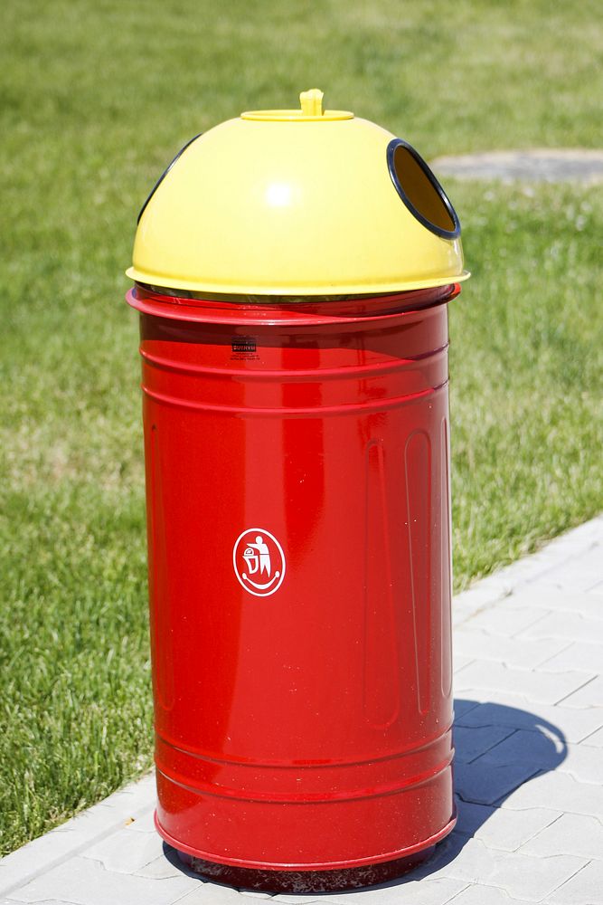 Garbage can. Free public domain CC0 image.