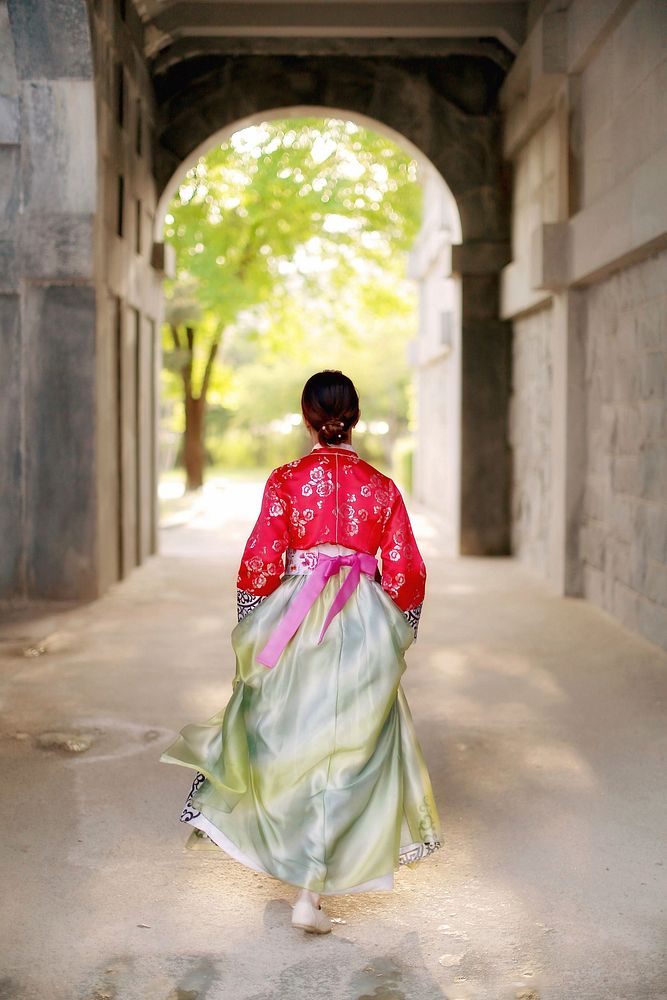Free woman wear Korean traditional dress image, public domain people CC0 photo.