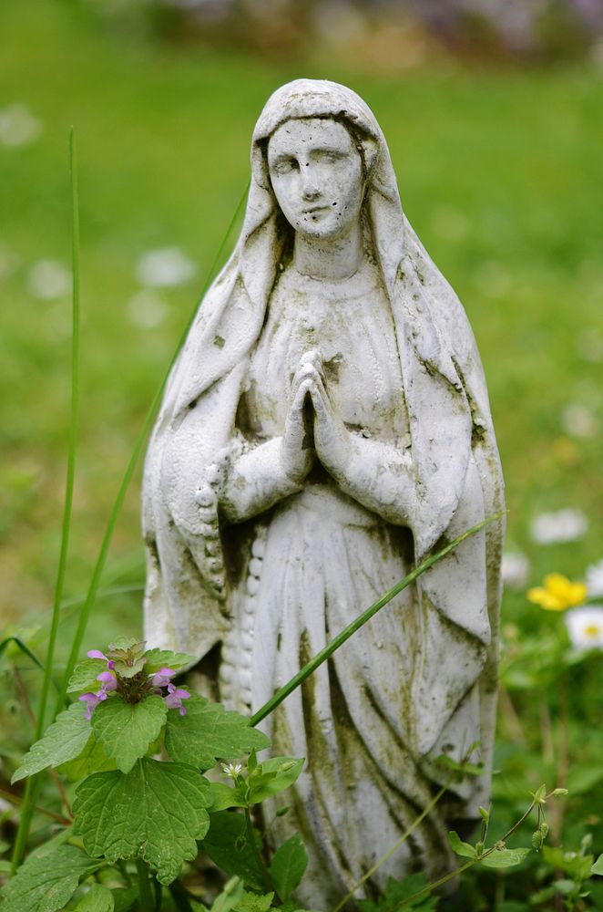 Angel praying statue background. Free public domain CC0 photo.