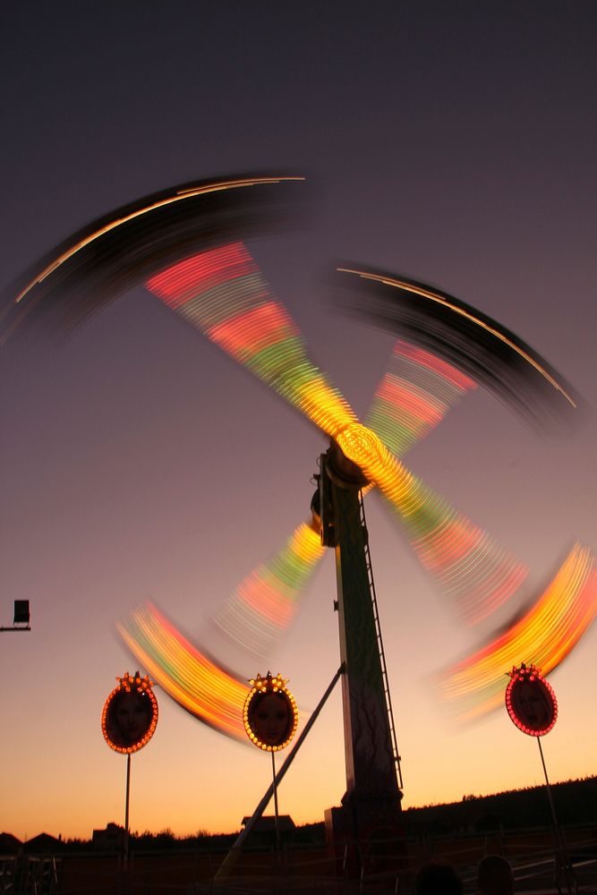 Skyflyer swing, amusement park. Free public domain CC0 image.