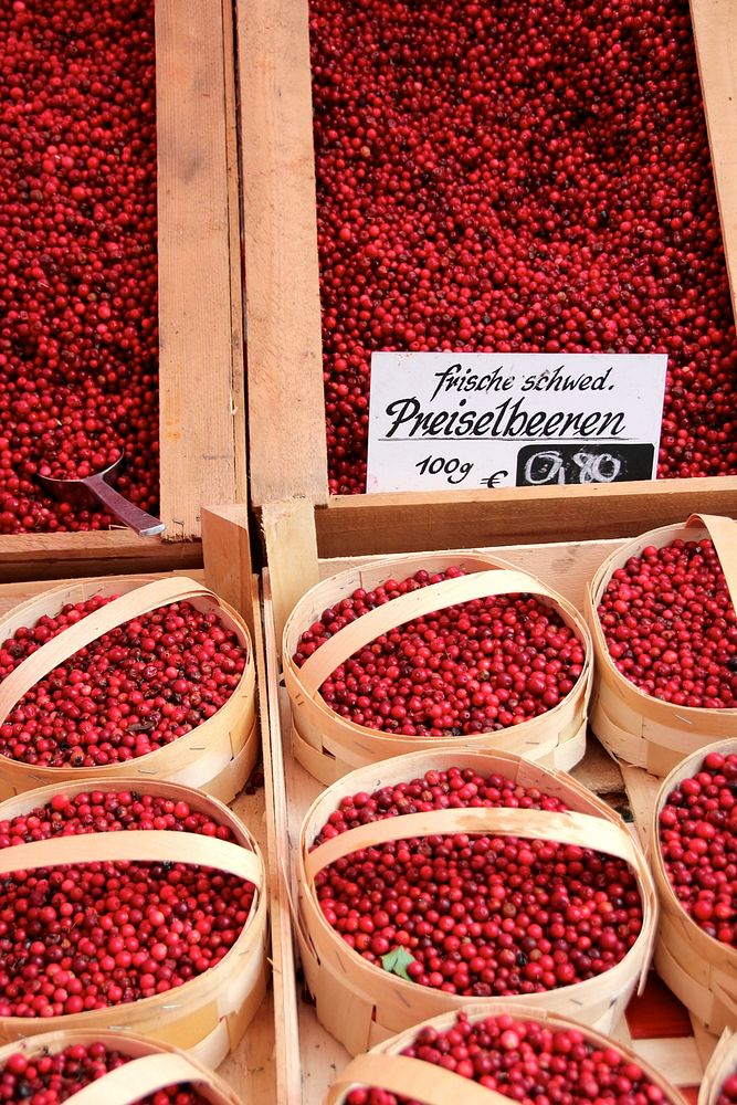 Fresh cranberries in wooden baskets on market. Free public domain CC0 photo.