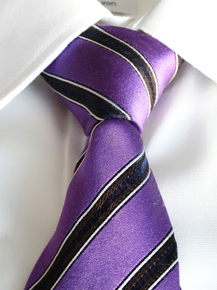 Purple necktie, men's fashion. Free public domain CC0 image.