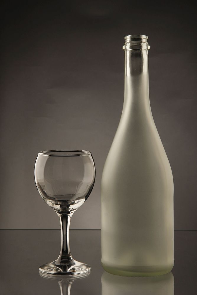 Sparkling wine & wine glass. Free public domain CC0 photo