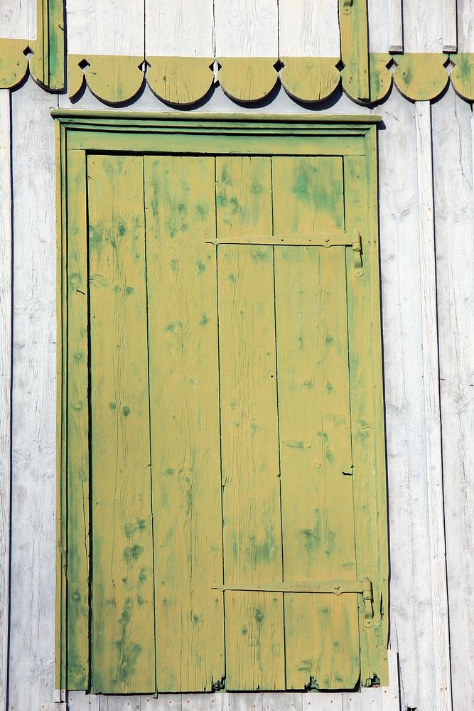 Green rustic door, architecture. Free public domain CC0 photo.