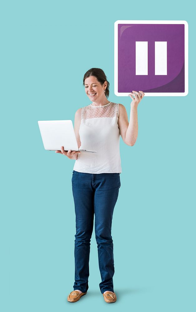 Woman holding a pause button and a laptop