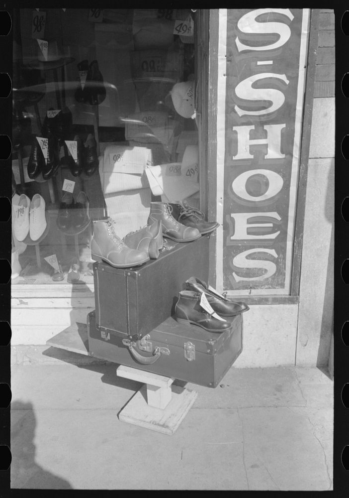 Display in front of shoe store, Muskogee, Oklahoma by Russell Lee