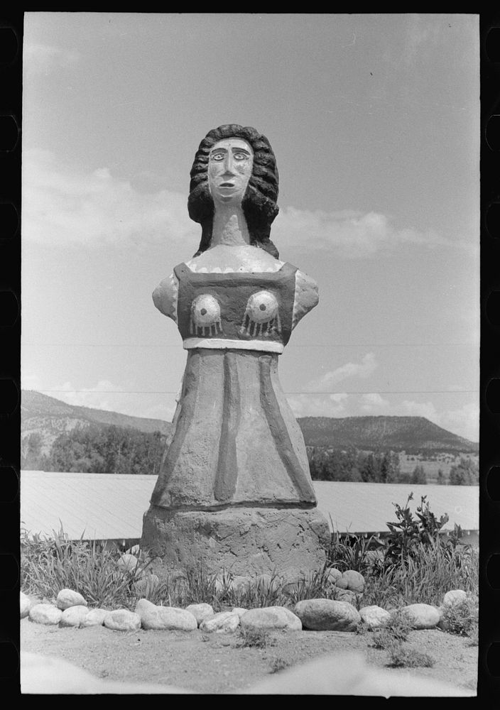 [Untitled photo, possibly related to: Colored statue, work of Cimarron, New Mexico, artist] by Russell Lee