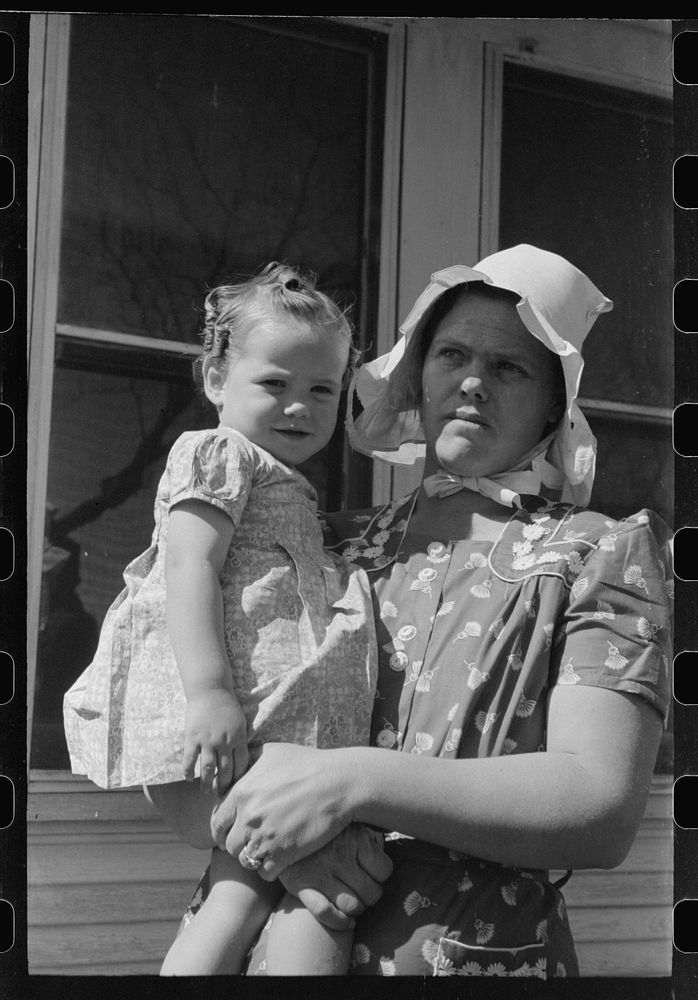 Wife and child of rehabilitation borrower in Tom Greene County, Texas by Russell Lee