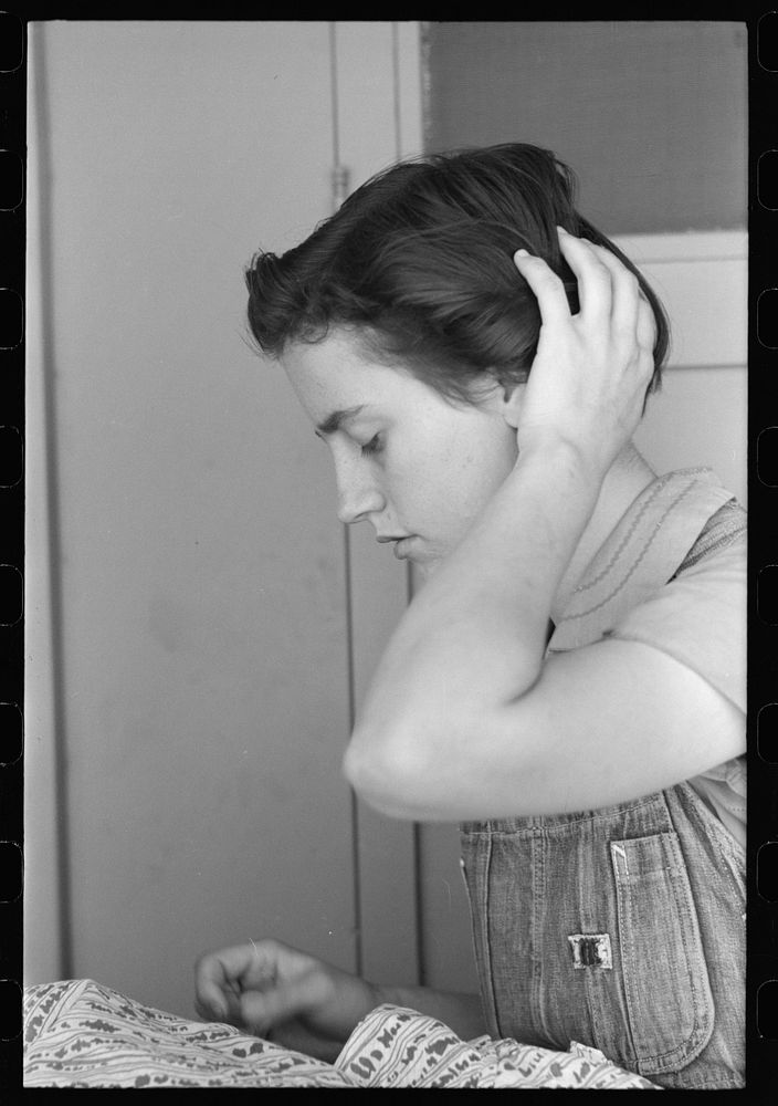 [Untitled photo, possibly related to: Daughter of a migratory laborer living at the Agua Fria Migratory Labor Camp, Arizona]…