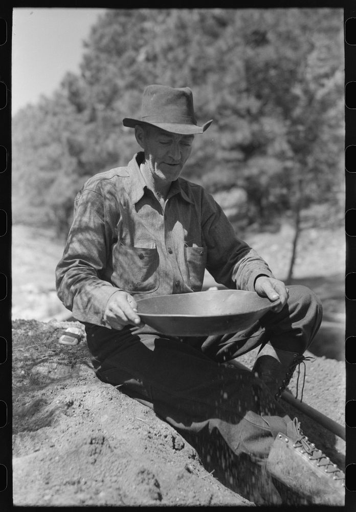 [Untitled photo, possibly related to: Prospector panning gold by dry method. Pinos Altos, New Mexico] by Russell Lee