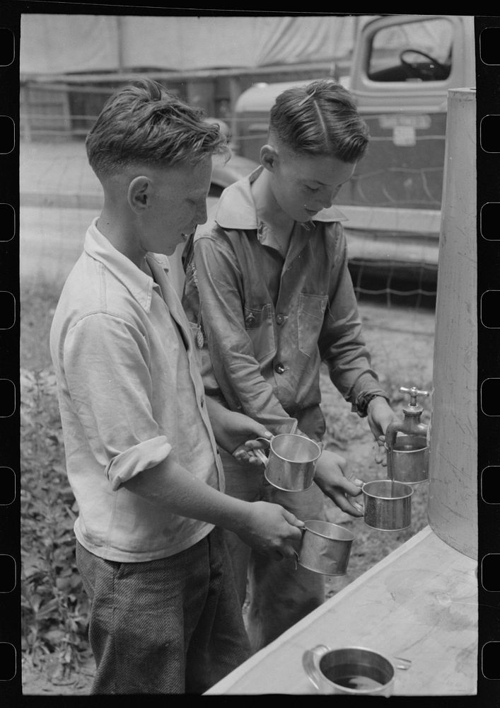 Free coffee served at the picnic grounds on the Fourth of July at Vale, Oregon by Russell Lee