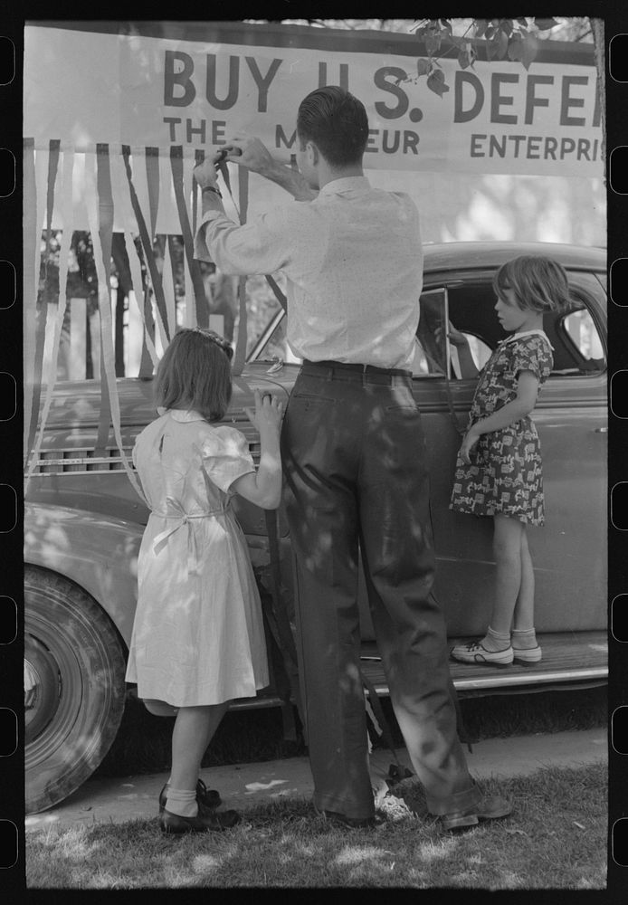 Decorating their automobile for the Fourth of July parade at Vale, Oregon by Russell Lee