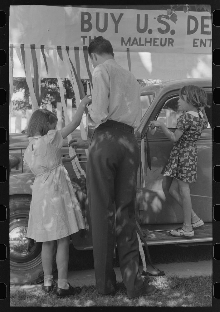 [Untitled photo, possibly related to: Decorating their automobile for the Fourth of July parade at Vale, Oregon] by Russell…