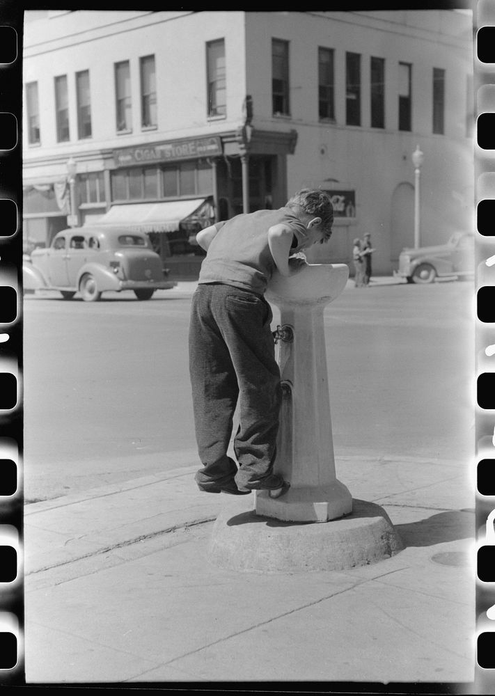 Water fountain. Caldwell, Idaho by Russell Lee
