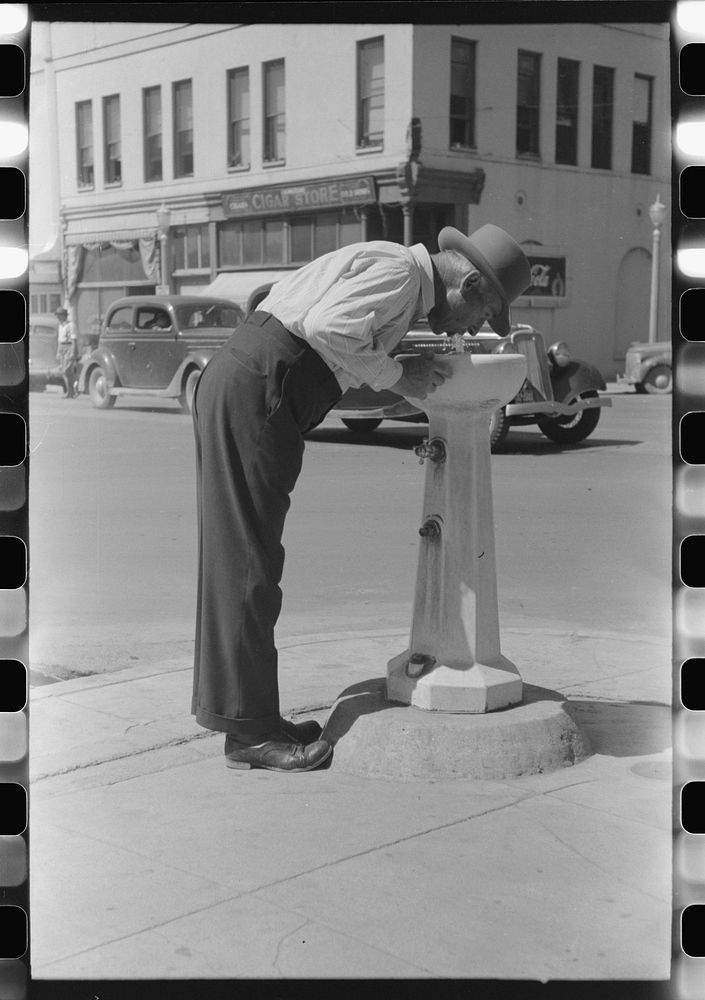 Water fountain. Caldwell, Idaho by Russell Lee