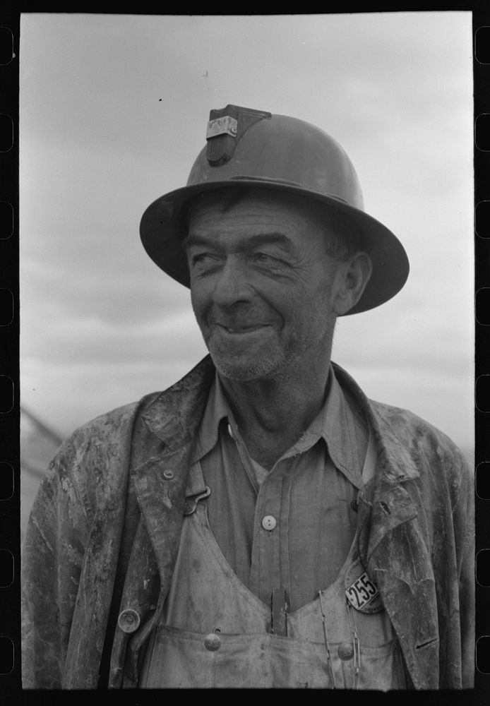 [Untitled photo, possibly related to: Workmen at Umatilla Ordnance Depot, Hermiston, Oregon] by Russell Lee