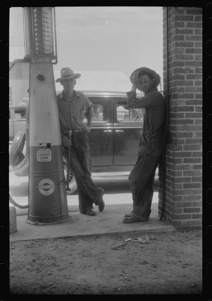 Local farmers at the company store at Camden, North Carolina. Sourced from the Library of Congress.