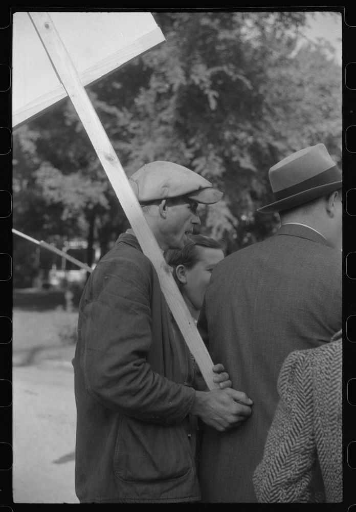 Pickets outside a textile mill in Greensboro, Green County, Georgia. Sourced from the Library of Congress.