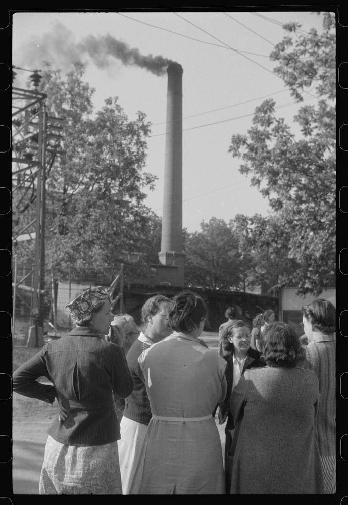 Pickets outside a textile mill in Greensboro, Greene County, Georgia. Sourced from the Library of Congress.