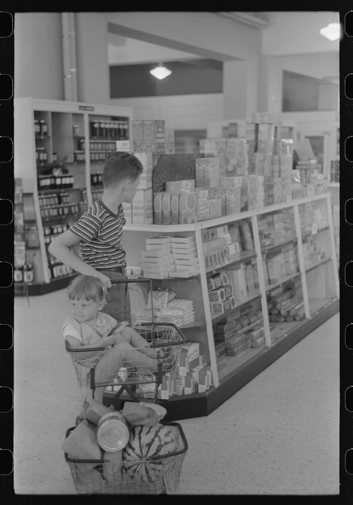 Cooperative store at Greenbelt, Maryland. Sourced from the Library of Congress.