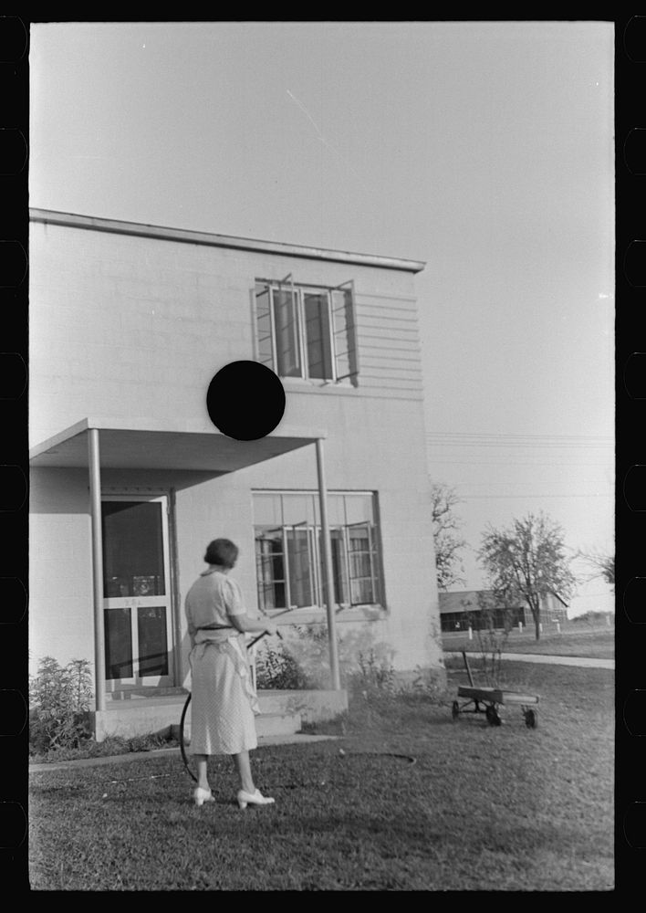 [Untitled photo, possibly related to: Apartment house at Greenbelt, Maryland]. Sourced from the Library of Congress.