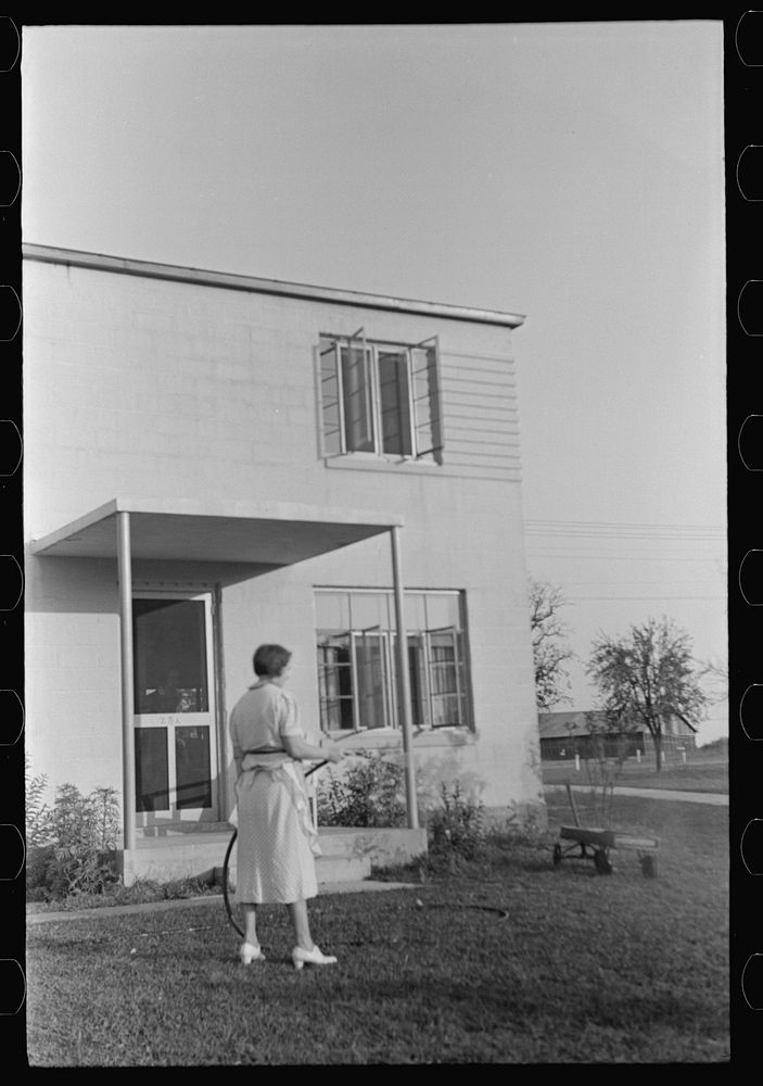 [Untitled photo, possibly related to: Apartment house at Greenbelt, Maryland]. Sourced from the Library of Congress.