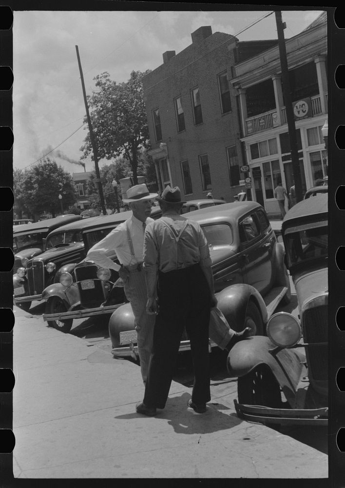 Farmers in town on Saturday afternoon. Russellville, Kentucky. Sourced from the Library of Congress.