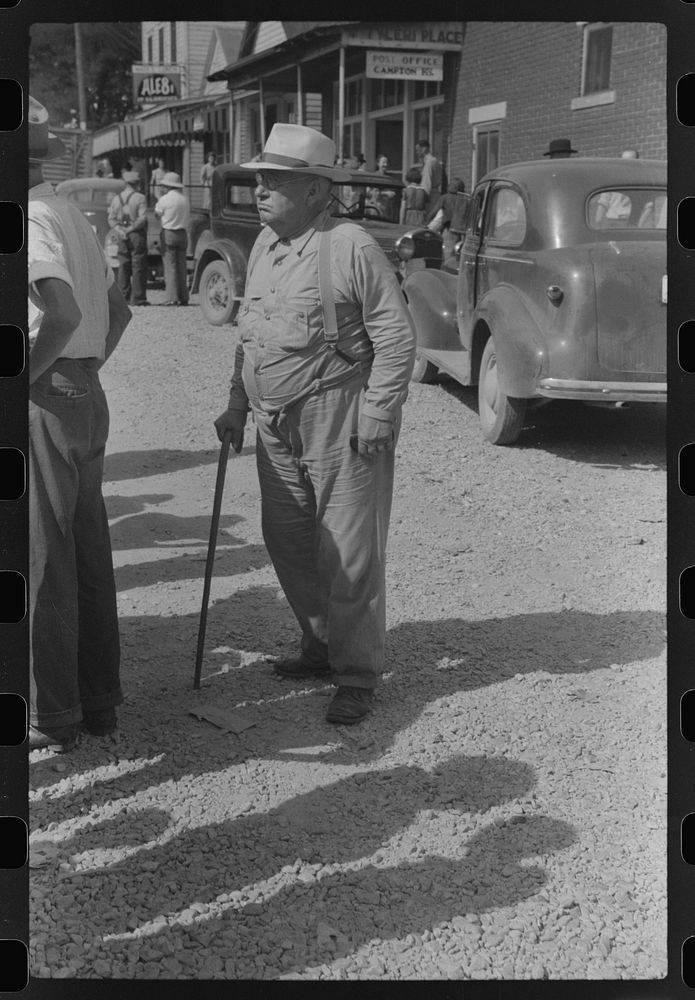 Farmer listening to itinerant salesman on court day, Campton, Kentucky. Sourced from the Library of Congress.