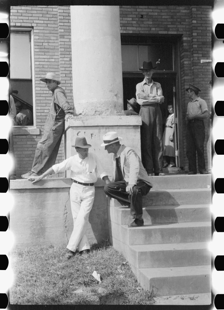 [Untitled photo, possibly related to: Farmers and townspeople in front of courthouse on court day in Campton, Kentucky].…