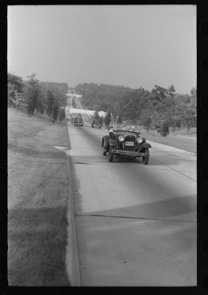 [Untitled photo, possibly related to: Merritt Parkway, New York to Connecticut]. Sourced from the Library of Congress.