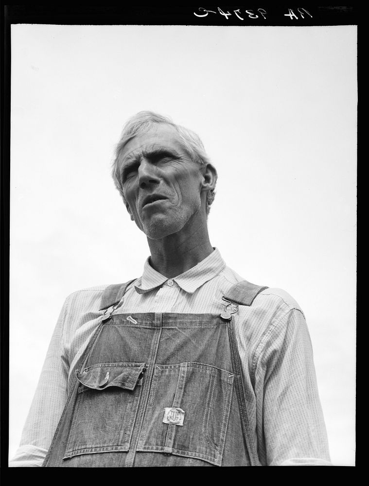 An evicted Arkansas sharecropper now settled at Hill House, Mississippi. Sourced from the Library of Congress.