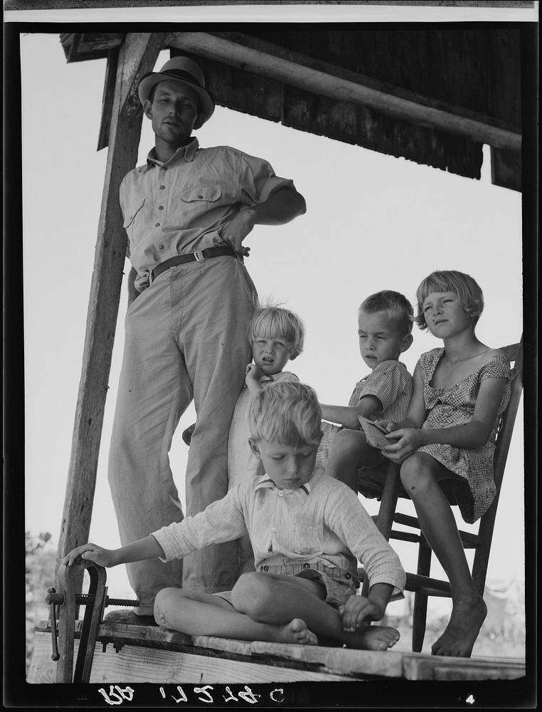Cotton sharecropper family near Cleveland, Mississippi. Sourced from the Library of Congress.