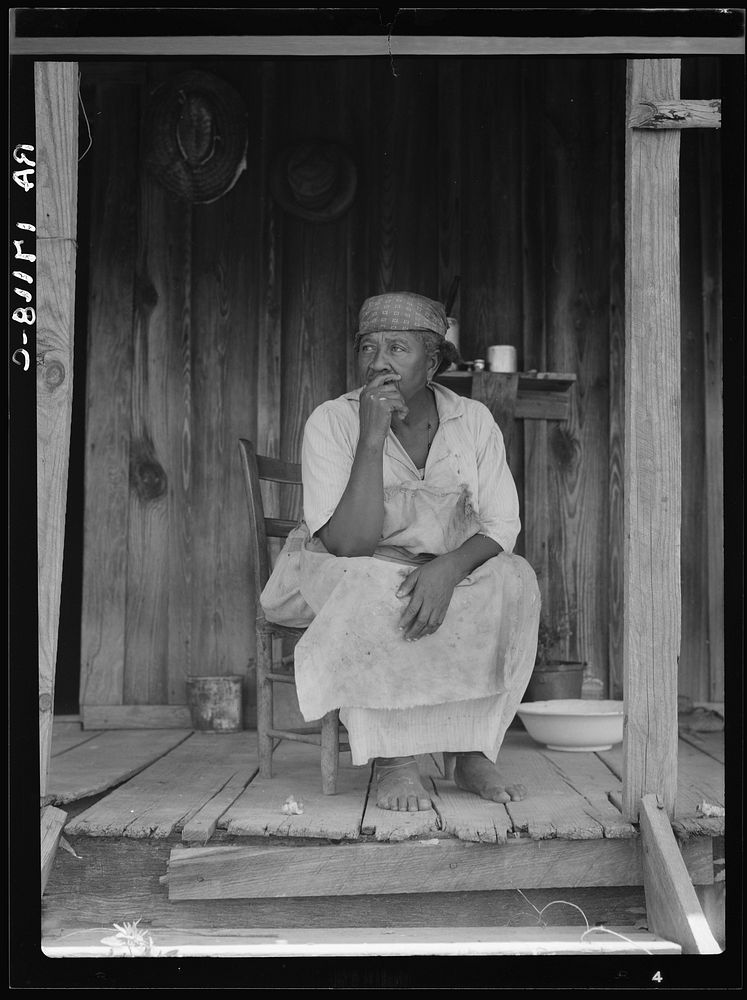 Hinds County, Mississippi. "Cotton rules the world," says this sharecropper woman. Sourced from the Library of Congress.