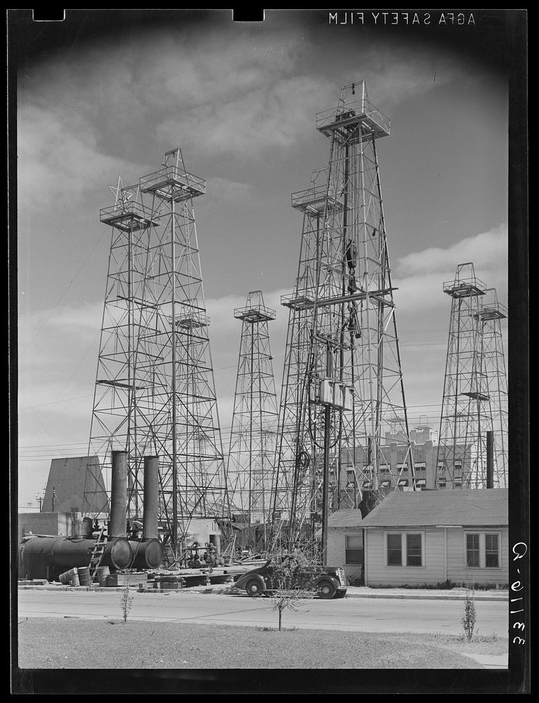 [Untitled photo, possibly related to: Drilling operations and derricks. Kilgore, Texas] by Russell Lee