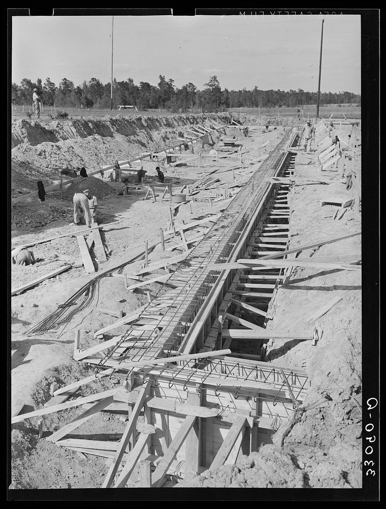 Construction of foundation for paper mill. Lufkin, Texas by Russell Lee