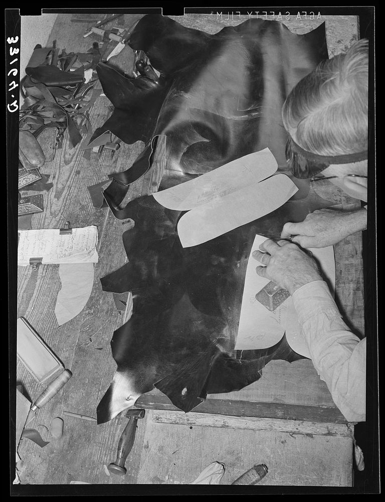 Cutting out uppers of boots. Cowboy boot shop, Alpine, Texas by Russell Lee