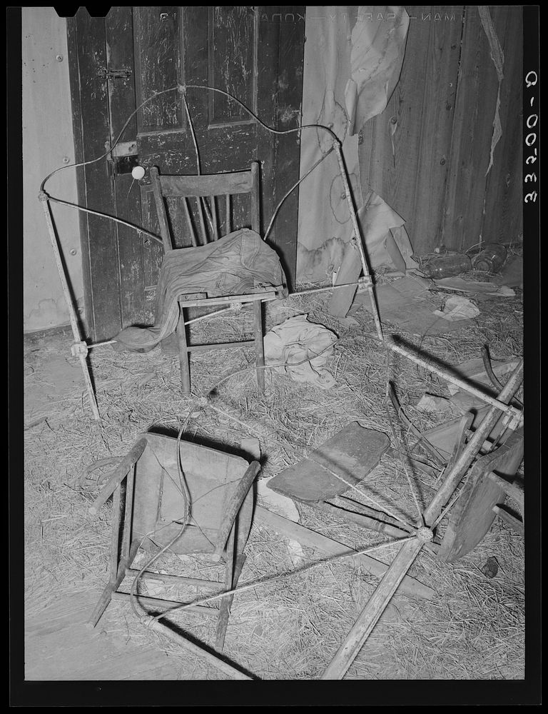 [Untitled photo, possibly related to: Interior of abandoned farmhouse in McIntosh County, Oklahoma] by Russell Lee